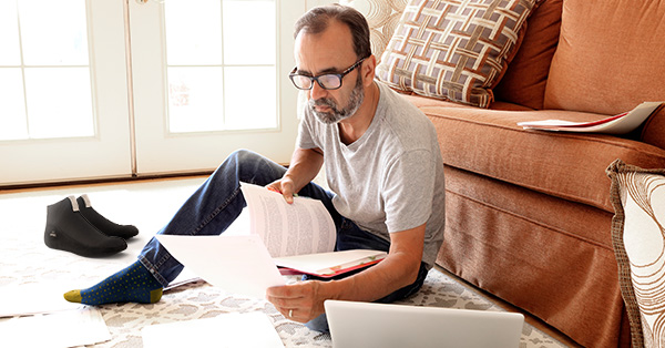 Man sitting on floor in house wearing Jeba Knee-High Compression Socks Unisex Polka Dots Man sitting on floor in house wearing Jeba Knee-High Compression Socks Unisex Polka Dots